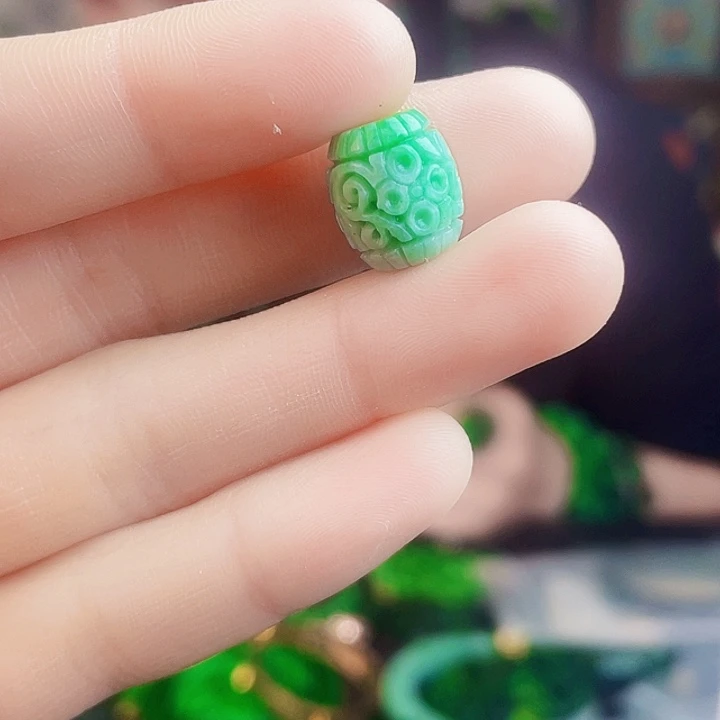 翡翠未镶嵌颈饰多样性