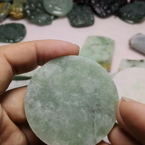 翡翠未镶嵌颈饰挂件