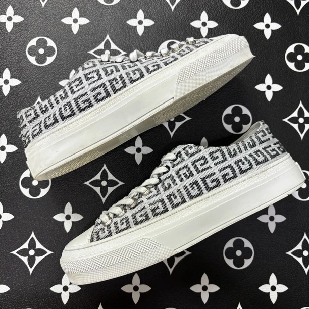 95新 Givenchy/纪梵希 39.5欧码老花板鞋时尚经典透气