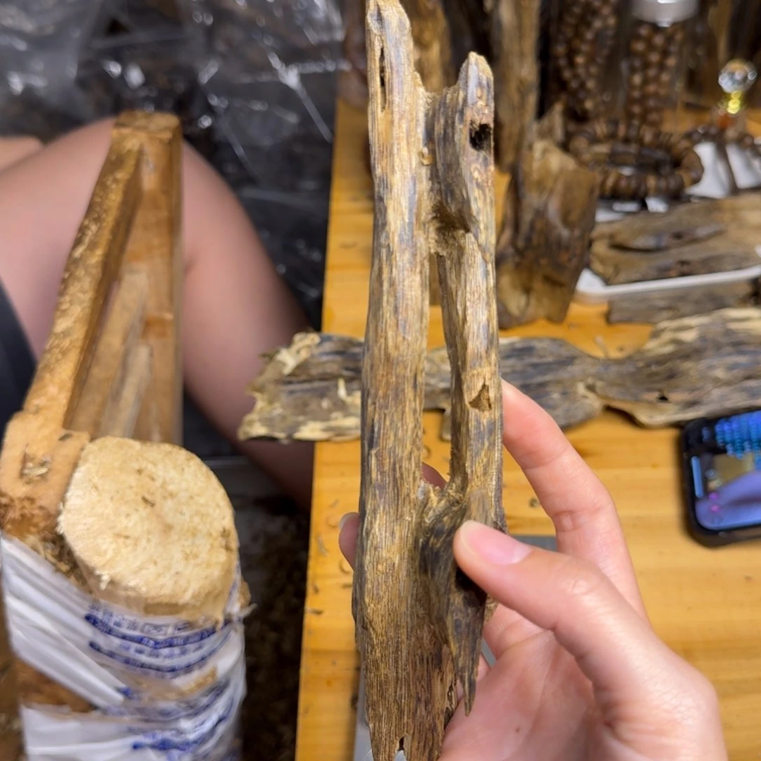 沉香沉香碎屑蓝宝石品种块料32克