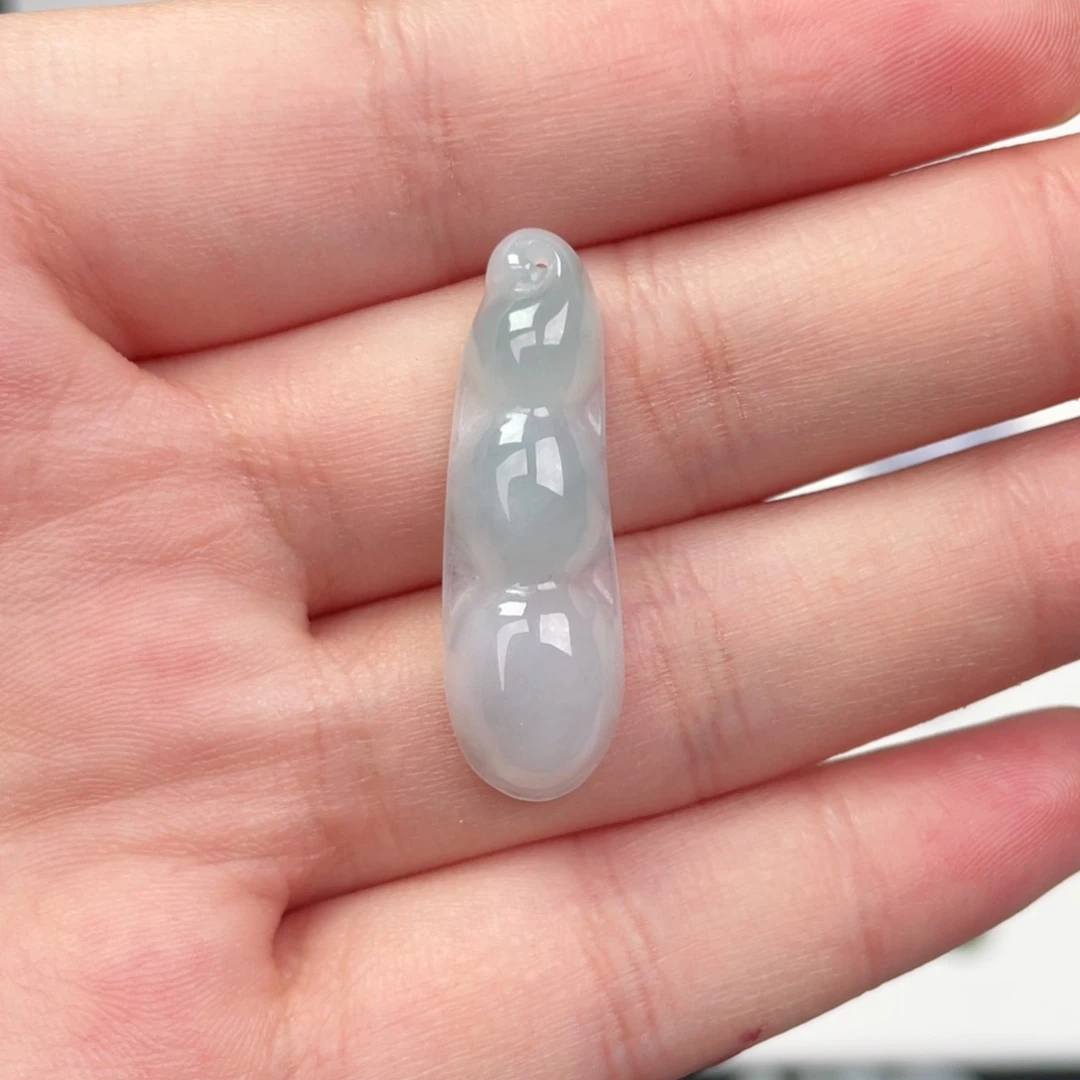 翡翠未镶嵌颈饰福豆