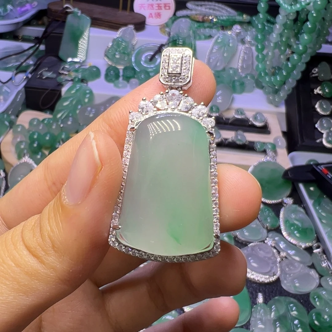 石英质玉（非洲翠）未镶嵌颈饰