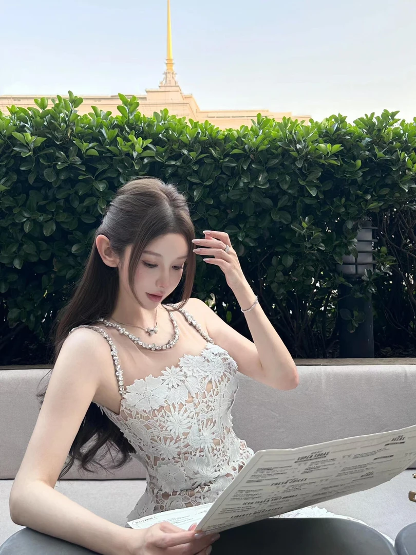 2025夏季新款设计感花卉装饰镂空连衣裙女高级感钉钻无袖背心长裙