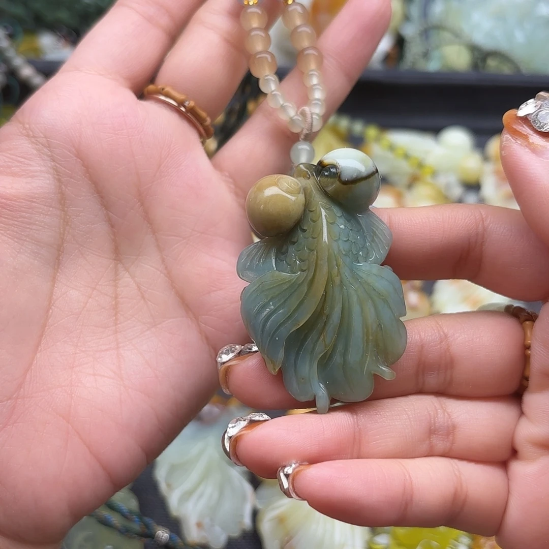 蛇纹石玉未镶嵌颈饰