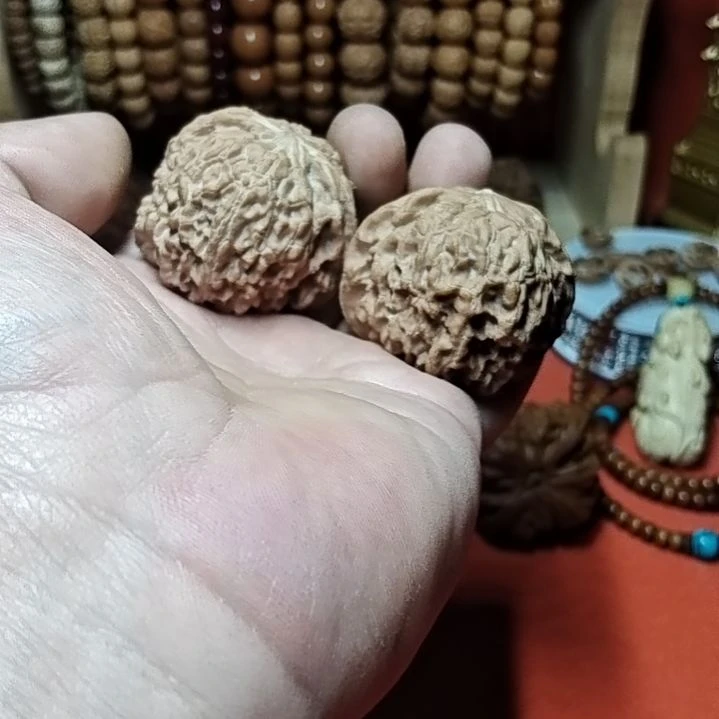 文玩核桃吊坠绣球