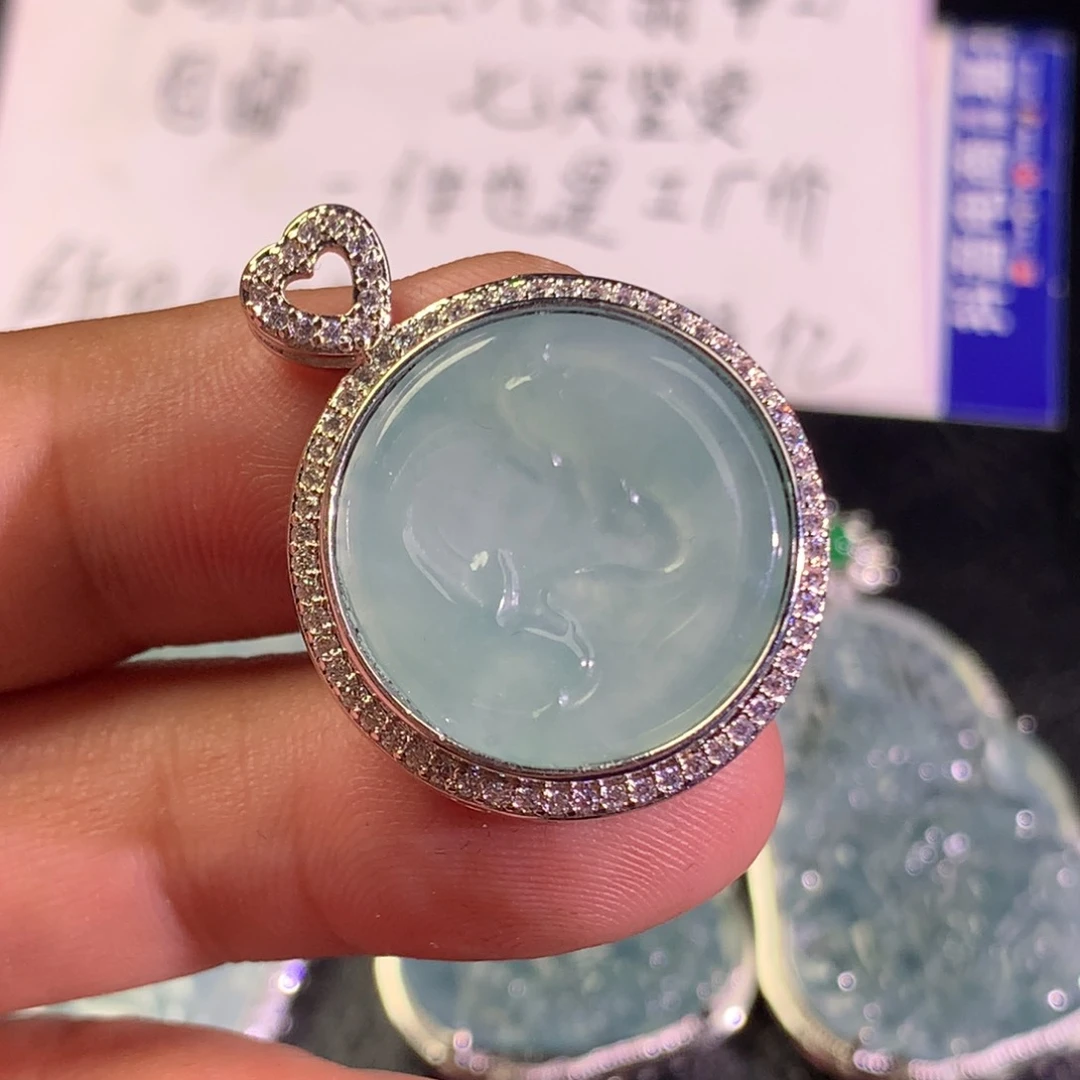 翡翠未镶嵌颈饰双鱼