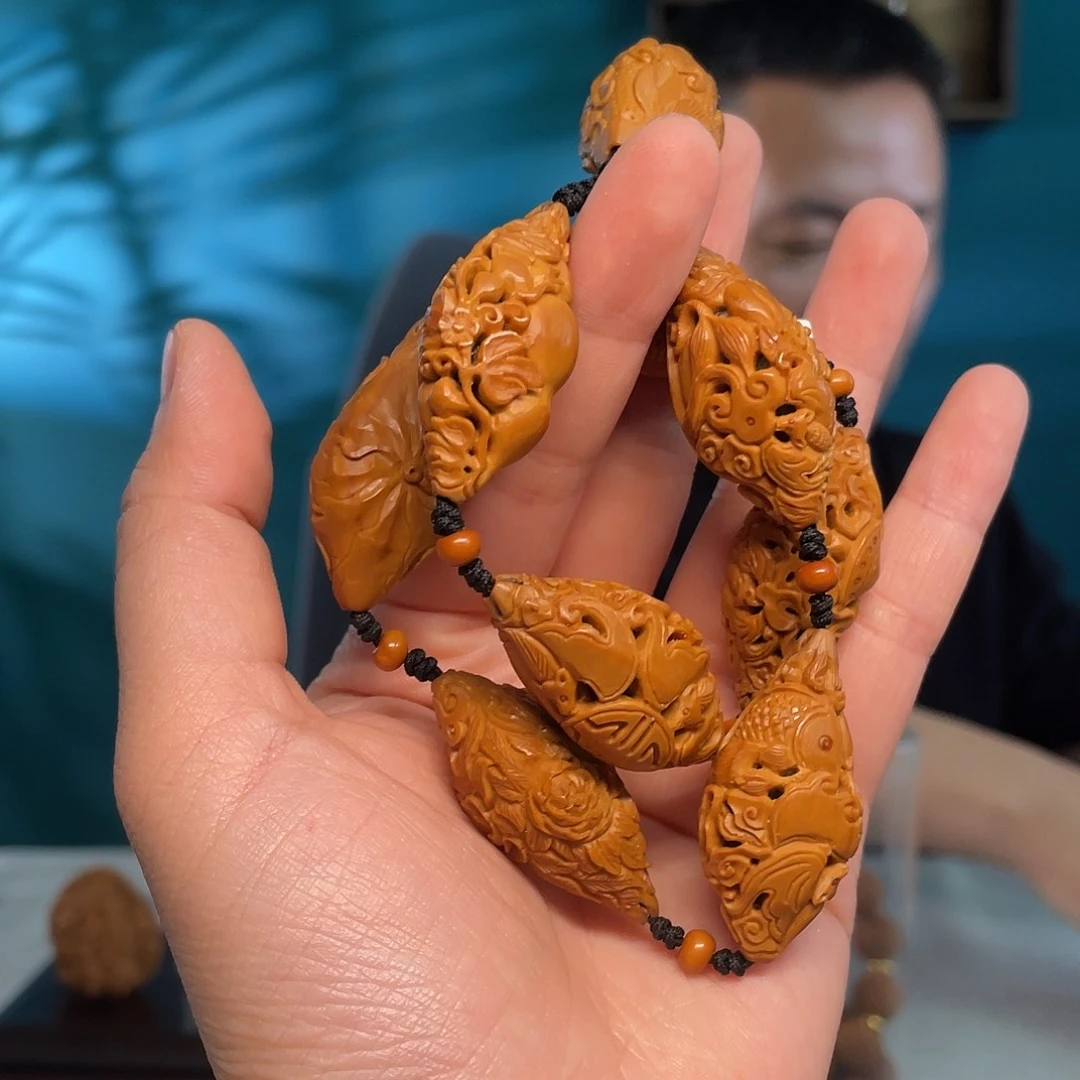 橄榄核九连福核雕作品