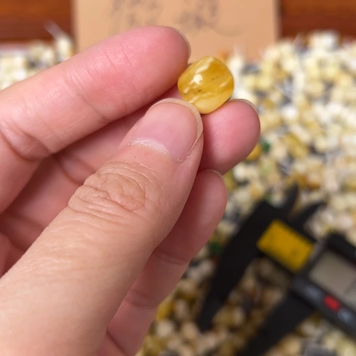 蜜蜡未镶嵌裸石11.2mm一个