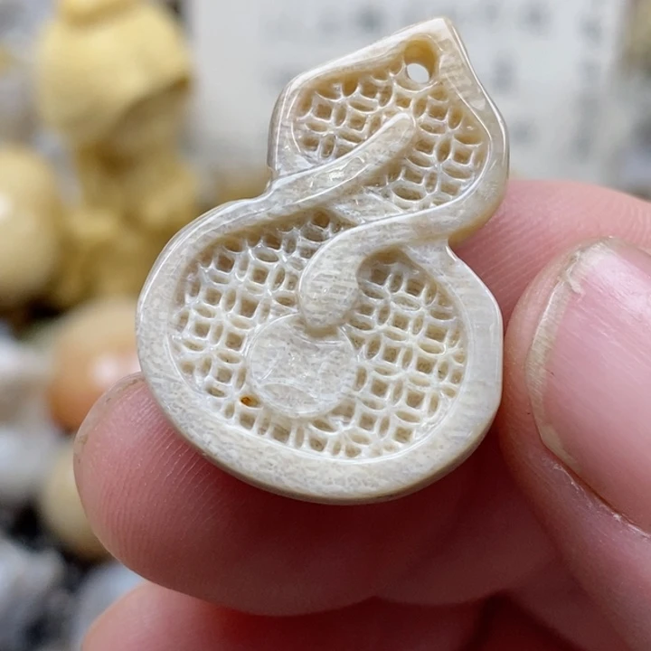 颈饰未镶嵌硅化珊瑚（珊瑚玉）小