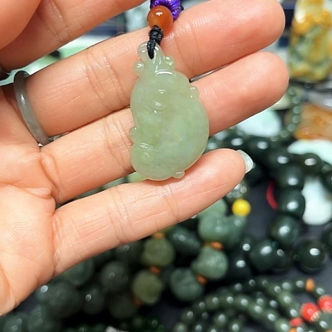 翡翠未镶嵌颈饰挂件