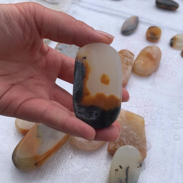 石英质玉（黄龙玉）未镶嵌颈饰