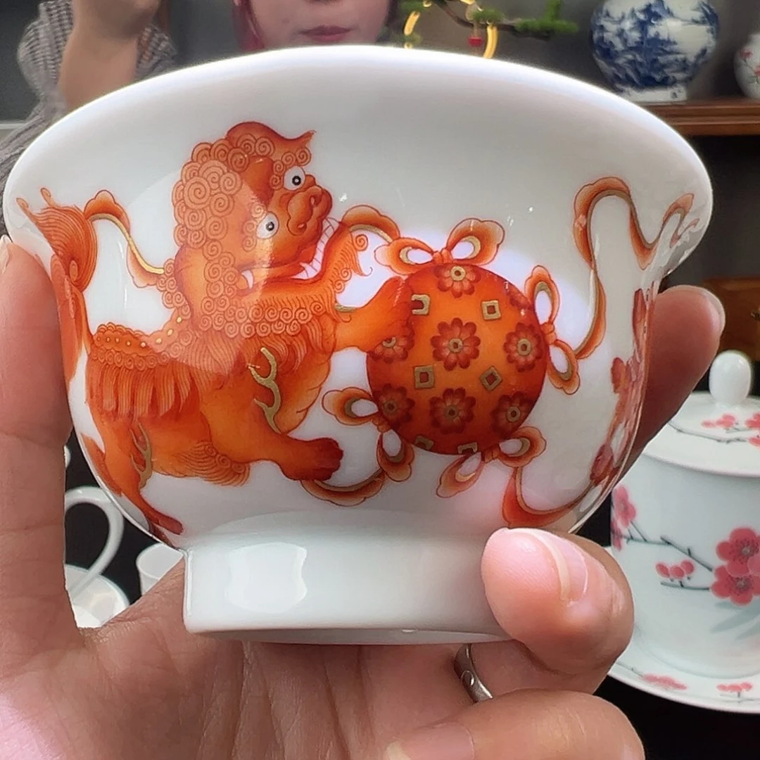 柴窑矾红双狮压手杯