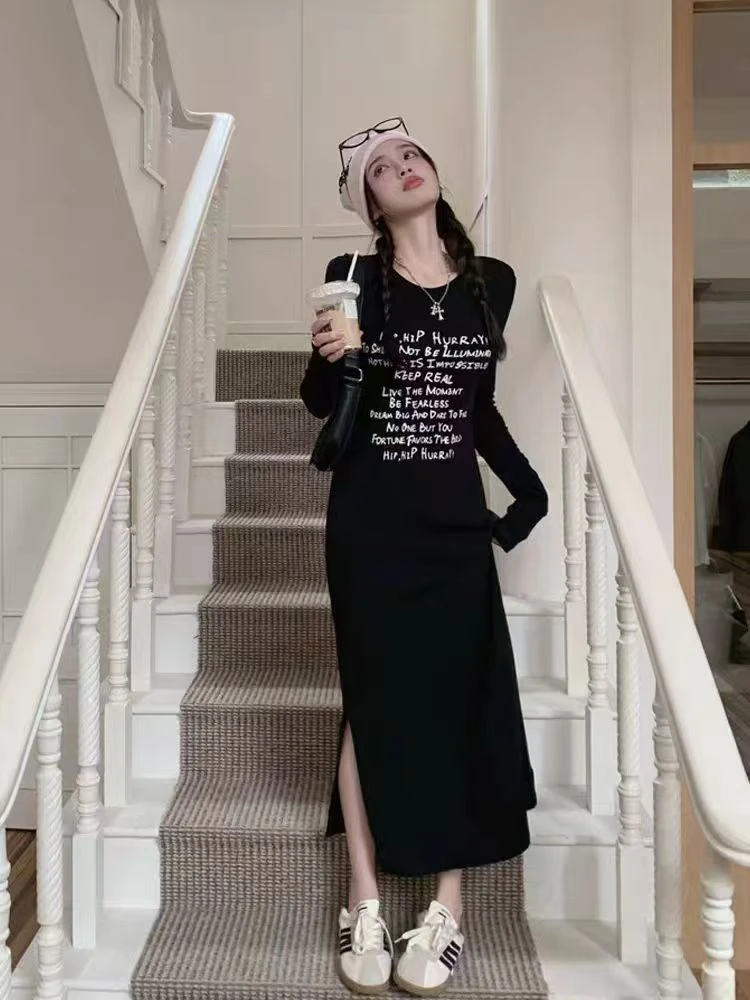 加肥女圆领长袖字母连衣裙胖妹妹2025秋季款显瘦长款慵懒风休闲裙