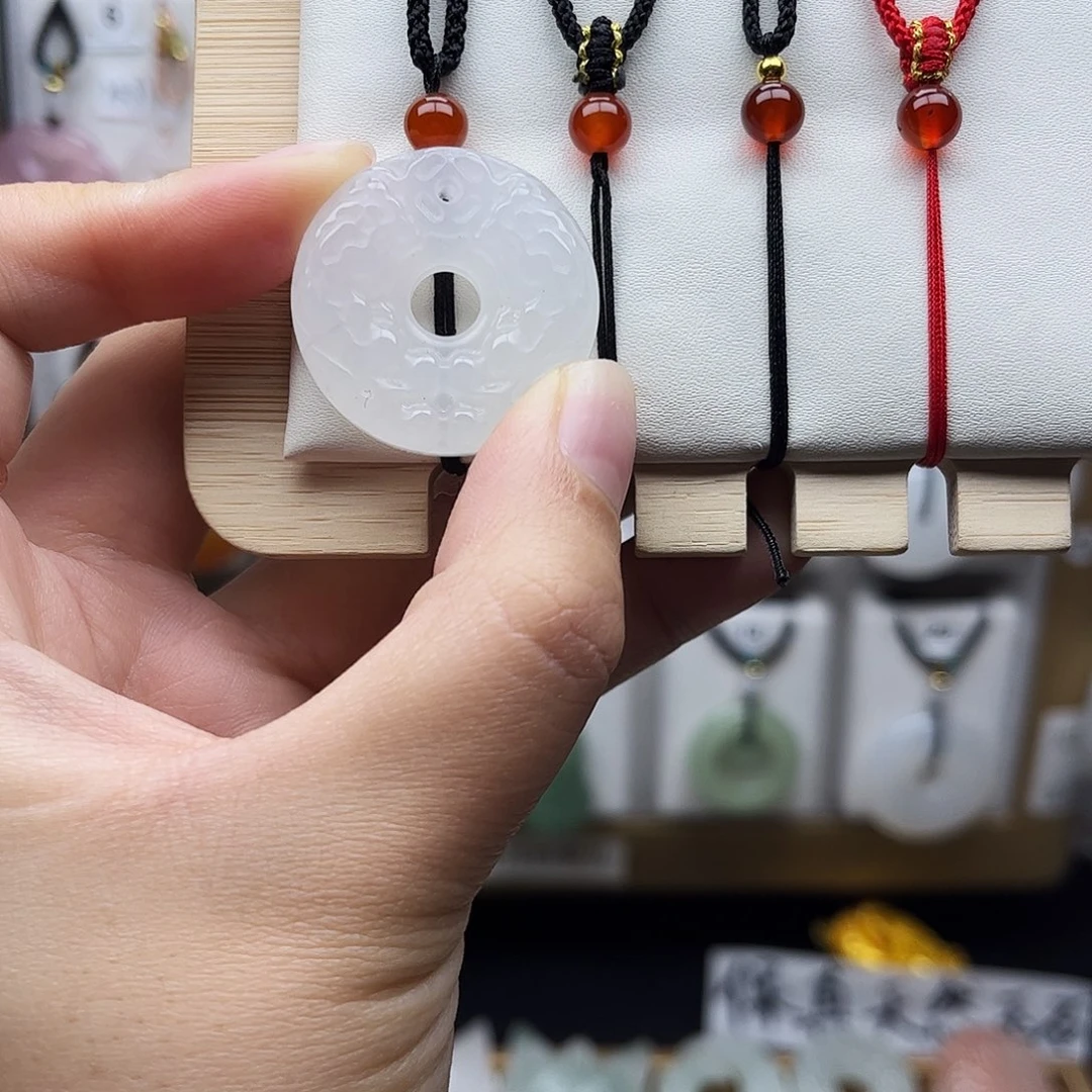 石英质玉未镶嵌颈饰