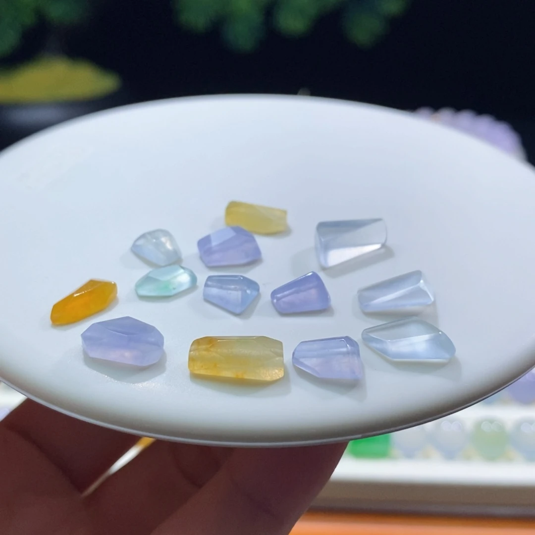 翡翠未镶嵌颈饰随形 多样性发其一