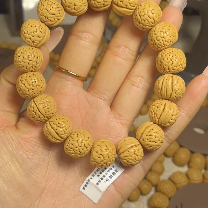 鹏***。核桃手串边肚16 金豆三号