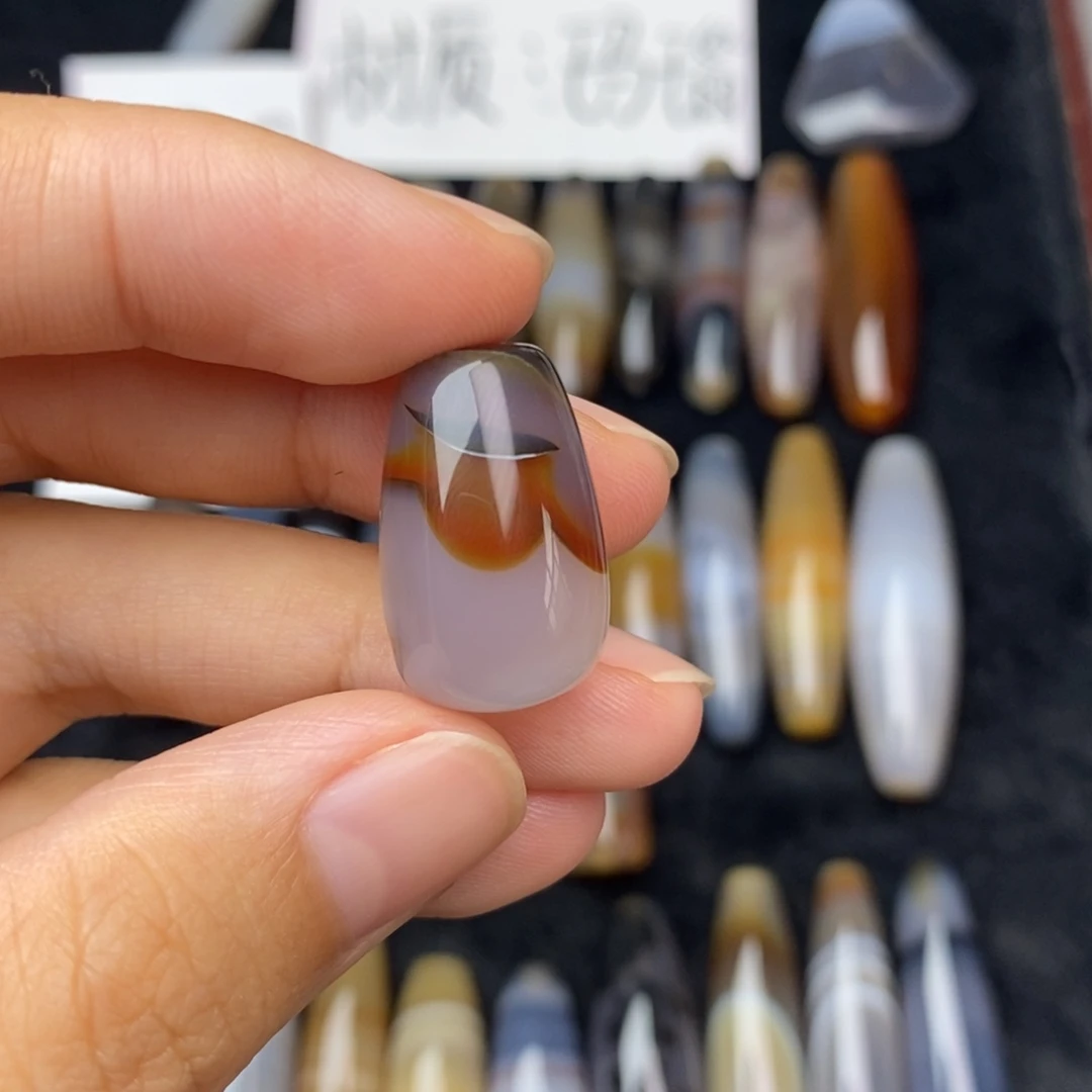 白***、玛瑙/玉髓颈饰未镶嵌