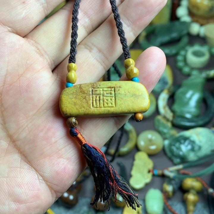 吊坠(赠链)未镶嵌岫岩河磨玉（透闪石质玉）