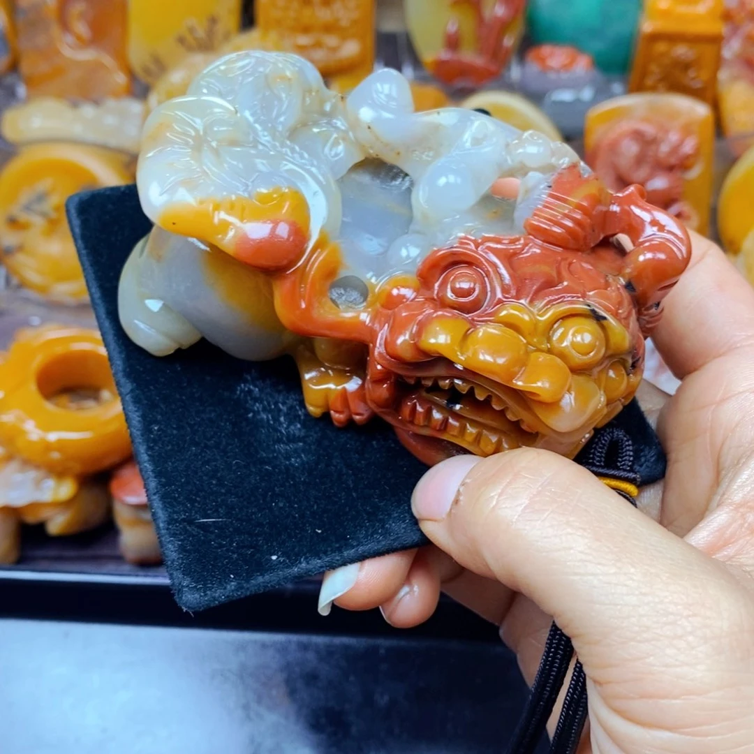 未镶嵌石英质玉（黄龙玉）颈饰