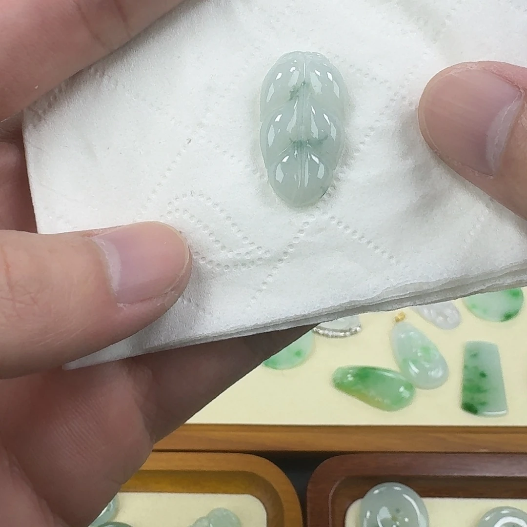 翡翠未镶嵌颈饰叶子