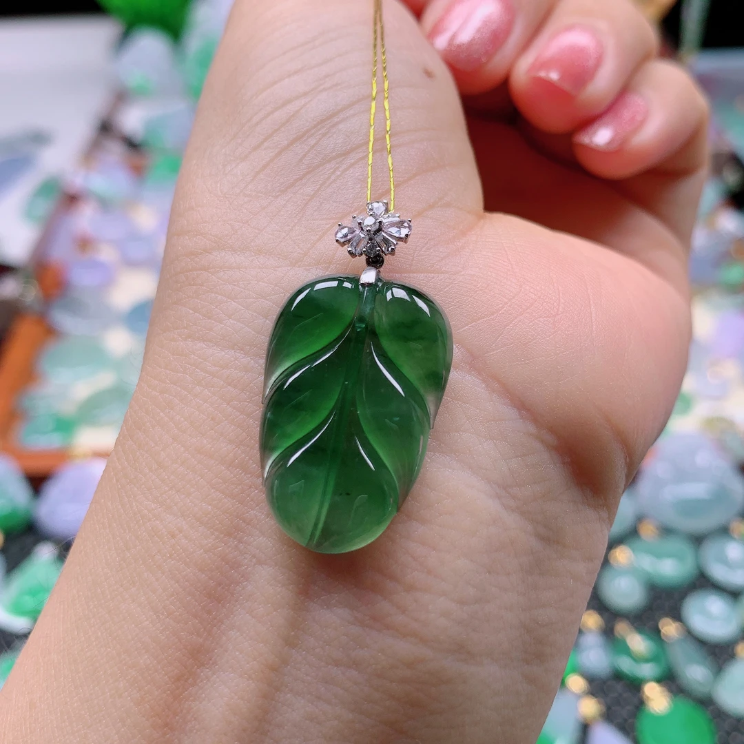 缅甸天然A货翡翠，冰湖水绿叶子 编号233/711尺寸26-17.7-3.6