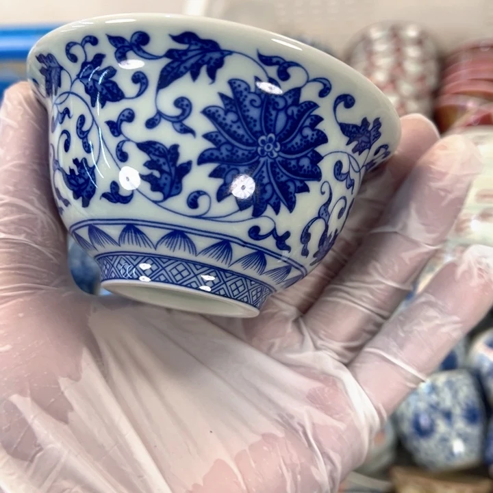 瓷片白青花缠枝莲压手杯主人杯