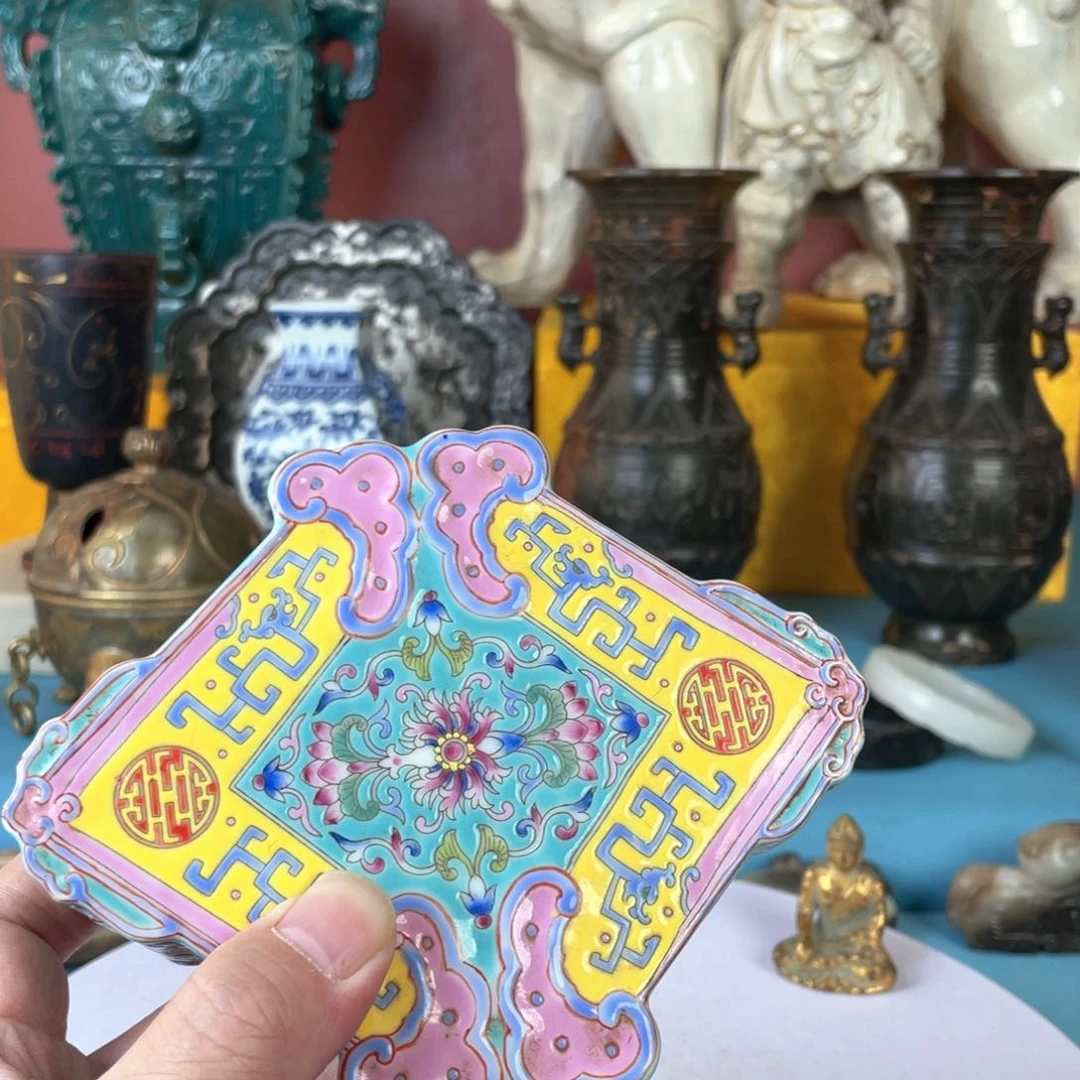 摆件幽**士瓷器的造型艺术