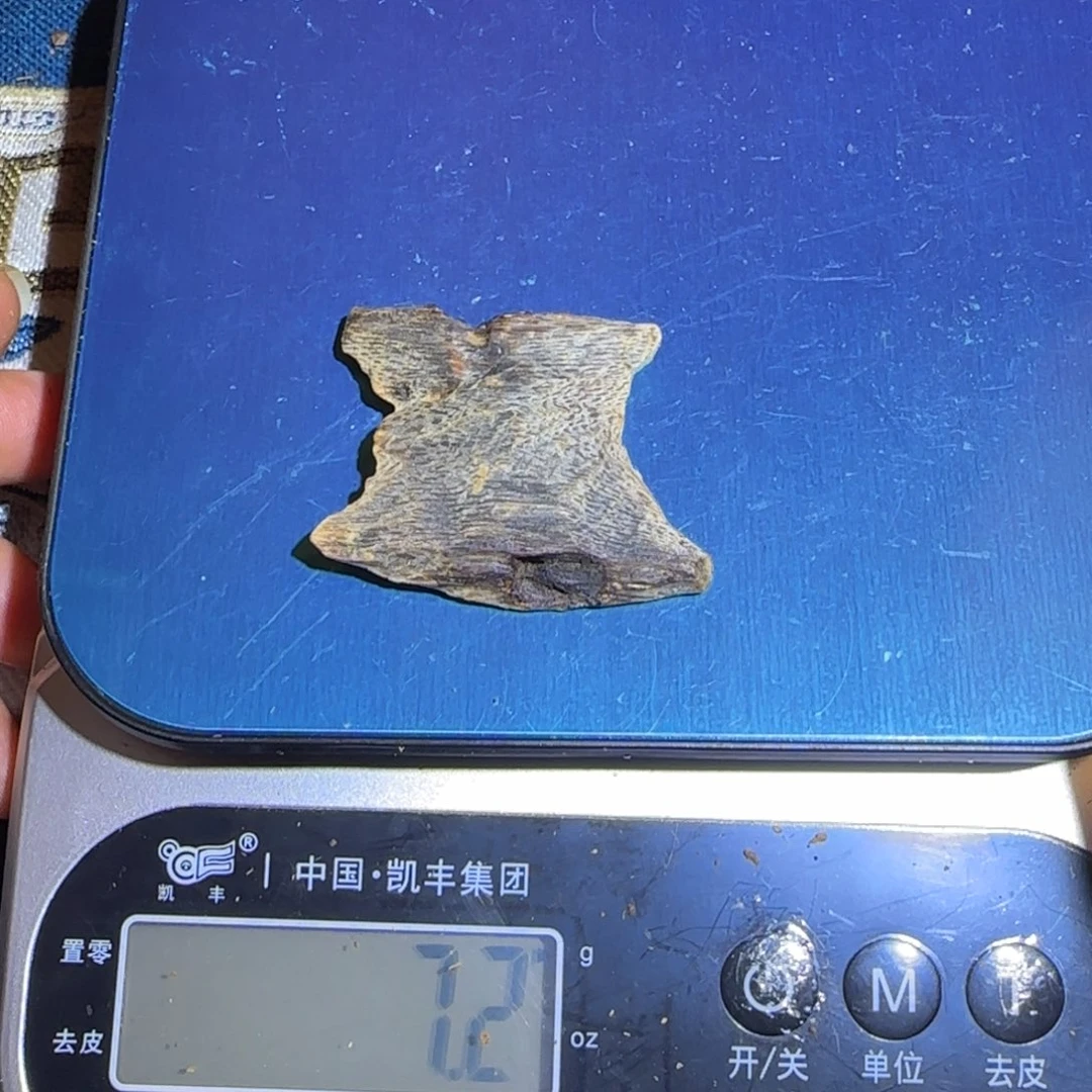 祥***庄沉香沉香碎屑蓝宝石块料7克