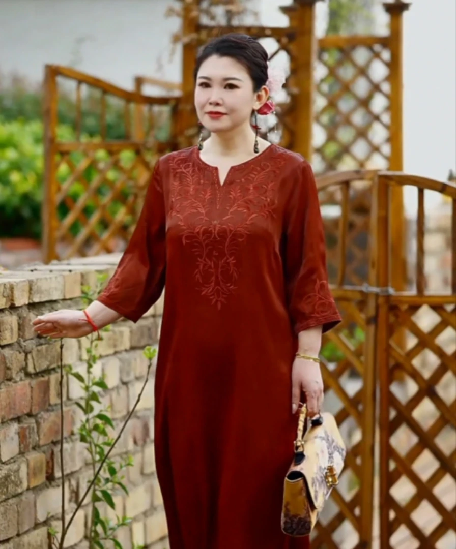 （红云老料）2025新款重工刺绣气质显瘦宽松收腰高档贵气连衣裙
