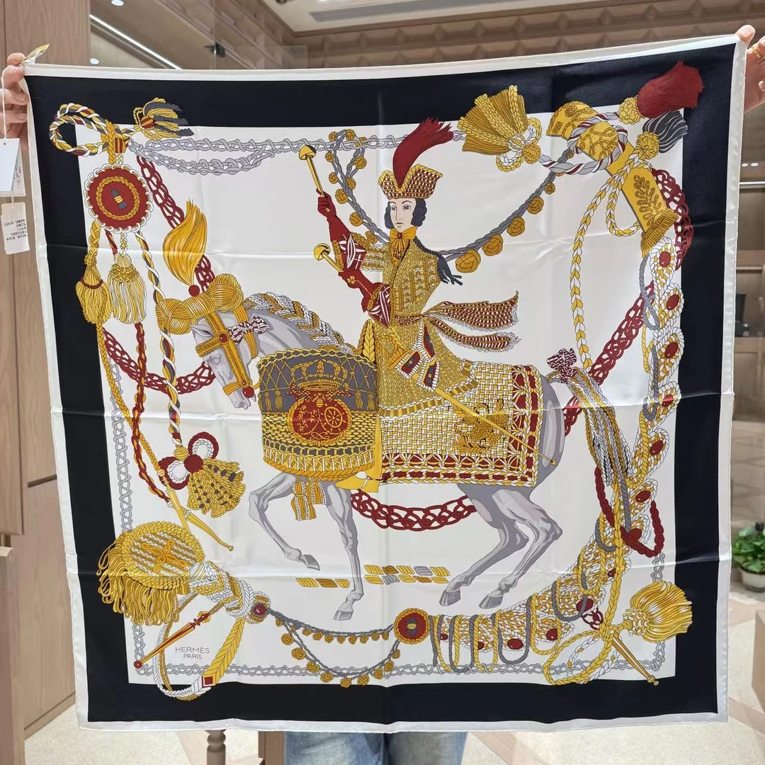 未使用 Hermes/爱马仕 “定音鼓手”丝巾 90x90