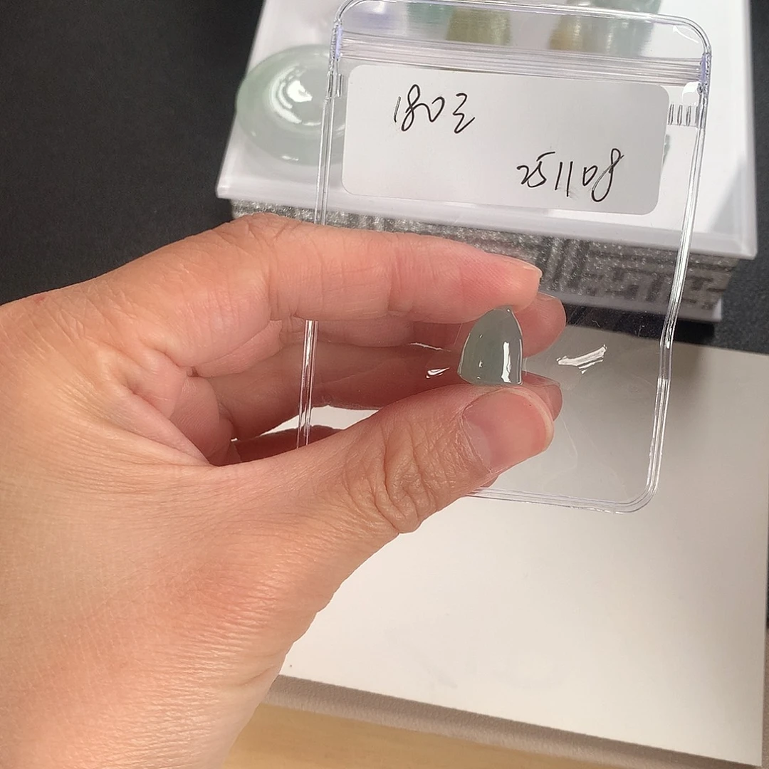 翡翠未镶嵌颈饰莲蓬