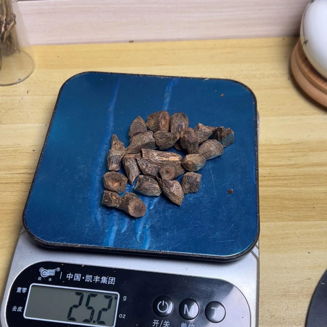 树脂制品心**胖海南天然老白棋沉水树丁25克