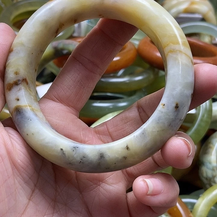 蛇纹石玉手镯未镶嵌M****?