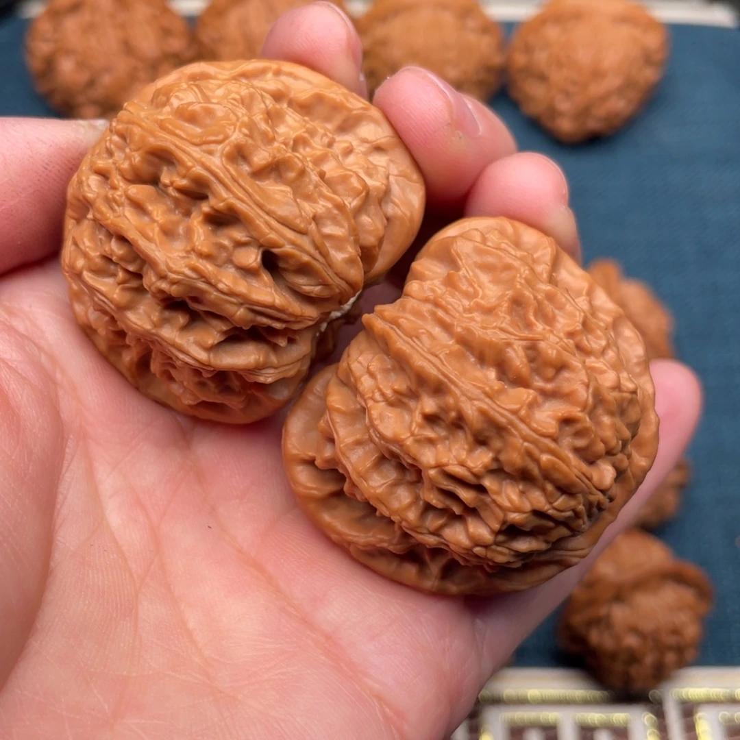 文玩核桃把件43红皮老树球白