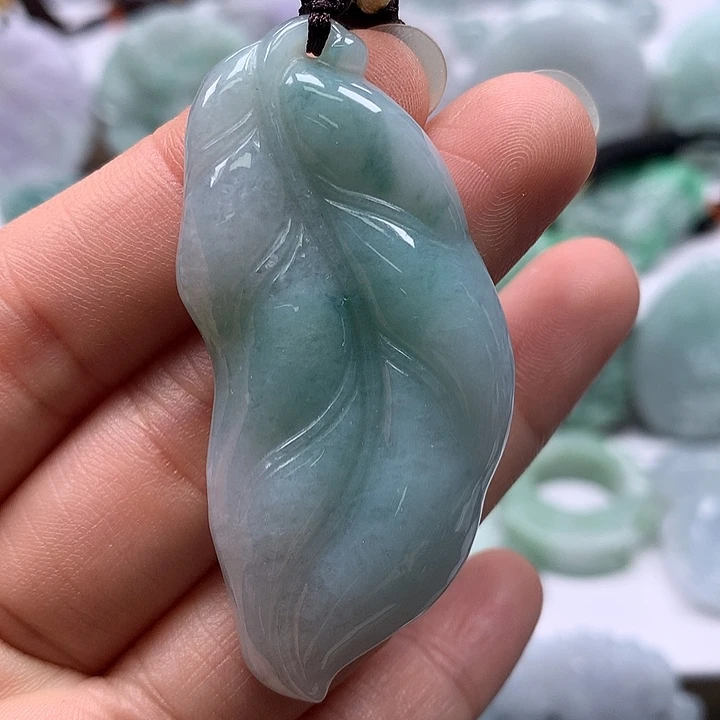 翡翠未镶嵌颈饰大