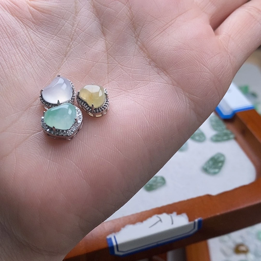 翡翠颈饰未镶嵌鹿*鹿