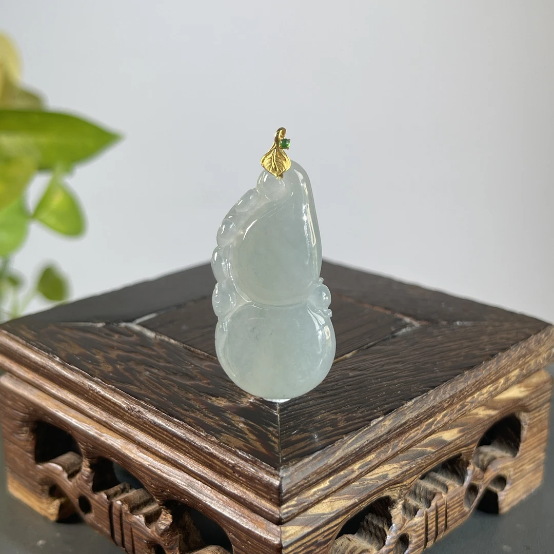 JYA22-69  天然缅甸A货翡翠  18K扣葫芦