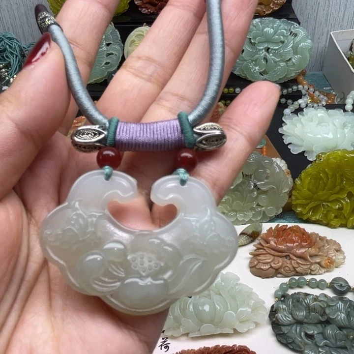 蛇纹石玉未镶嵌颈饰