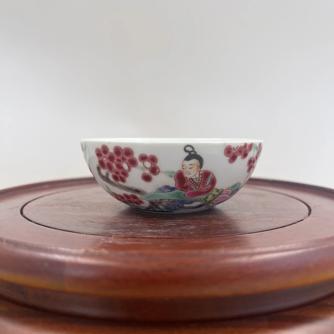 粉彩人物茶园   高2.8公分 口径7.6公分  微瑕 三处脱釉