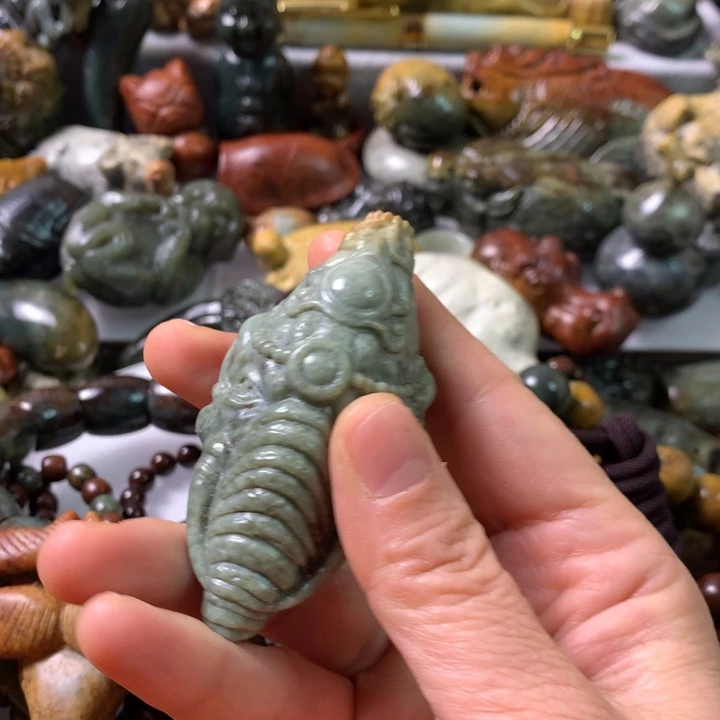 未镶嵌岫岩河磨玉（透闪石质玉）把件