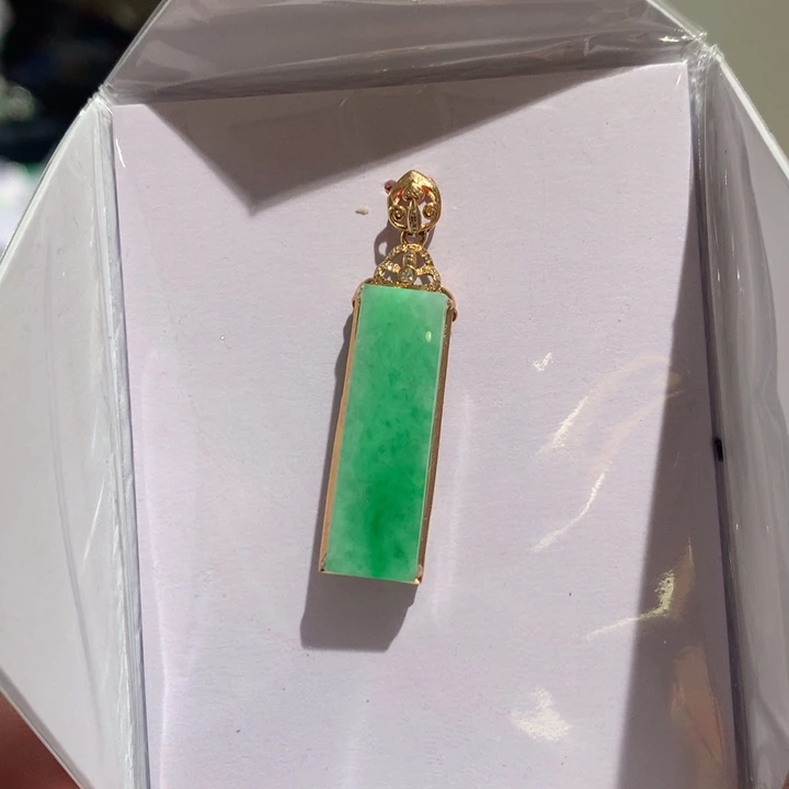 翡翠颈饰18K金镶嵌翡翠吊坠