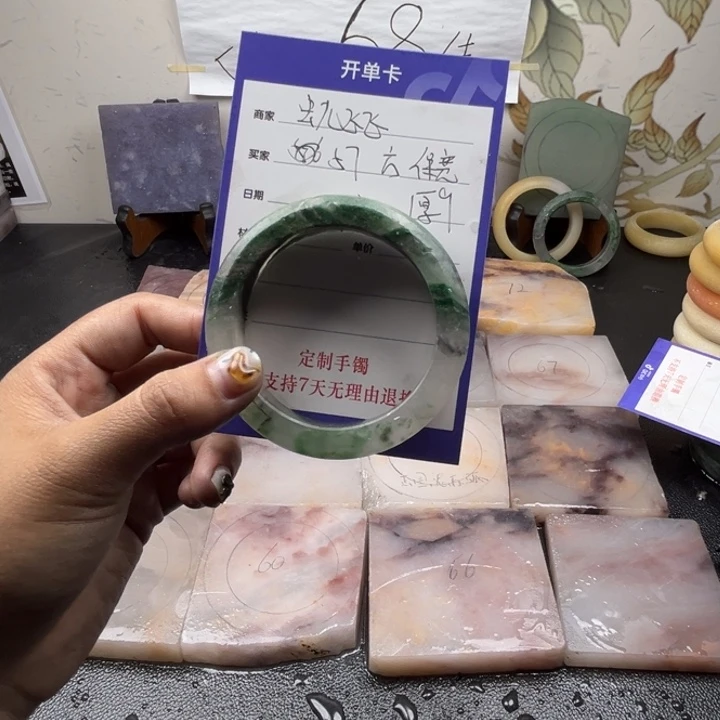 未镶嵌手镯石英质玉虫**飞