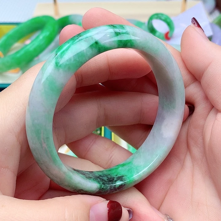 翡翠手镯未镶嵌翡翠