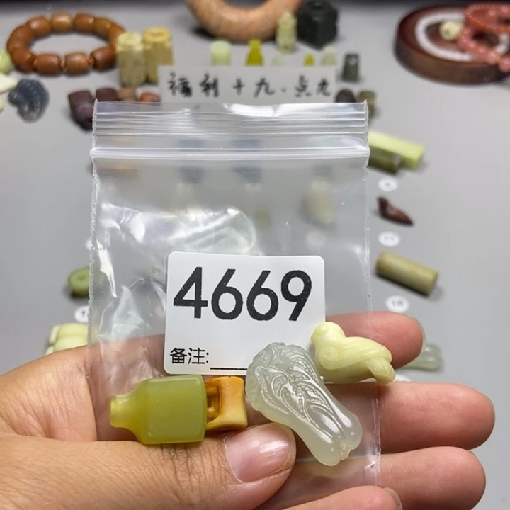 L***x未镶嵌蛇纹石玉颈饰