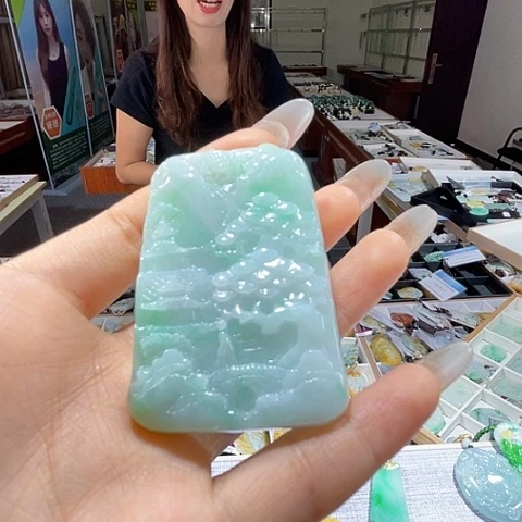 翡翠未镶嵌颈饰一个