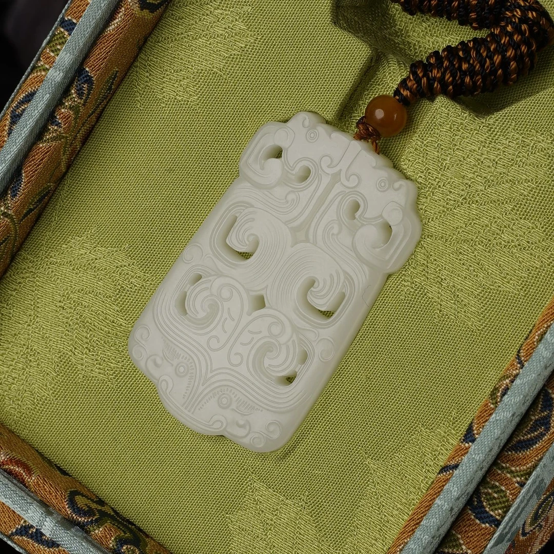 XX11862二十世纪和田玉双龙牌