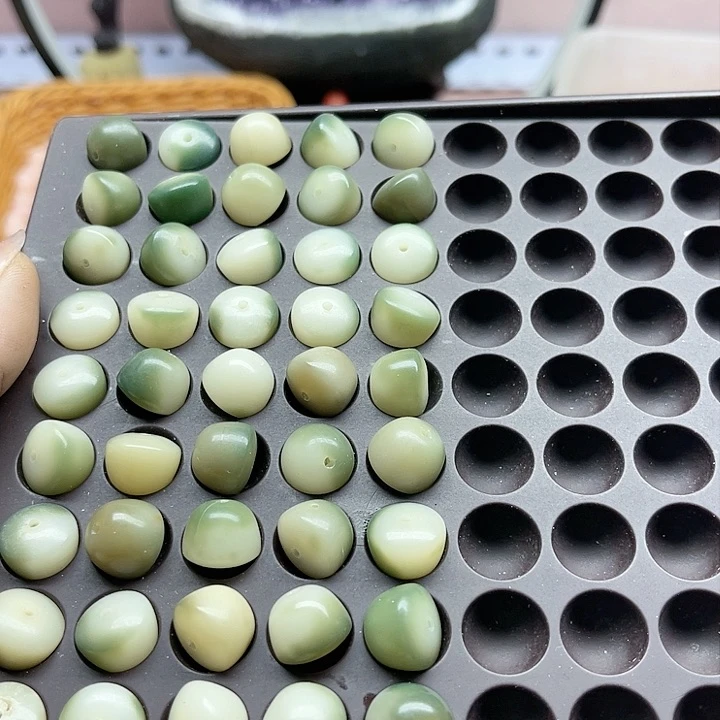 白玉菩提吊坠微瑕13飘花碗50