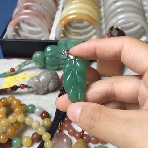 颈饰未镶嵌石英质玉