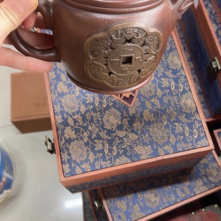 红泥茶壶原矿泥料手工制作的一把紫砂壶。