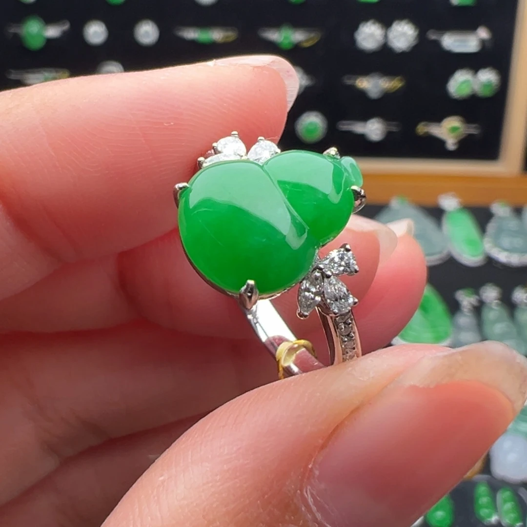 翡翠18K金镶嵌颈饰葫芦